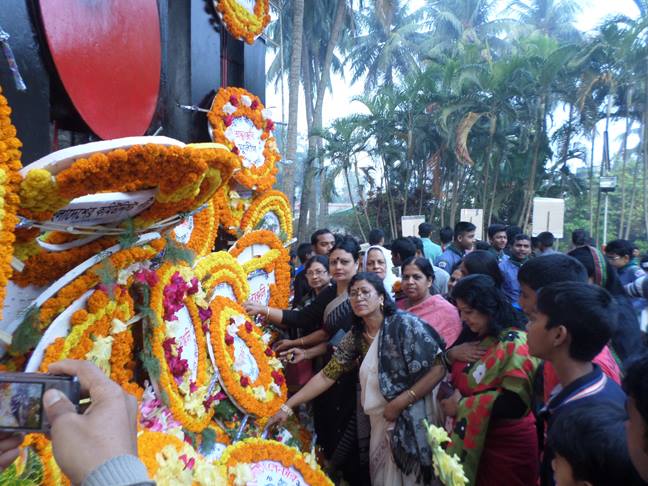 ঝিনাইদহে শহীদ মিনারে পুষ্প মাল্য অর্পণের মধ্য দিয়ে পালিত হচ্ছে অমর একুশে ফেব্রুয়ারী