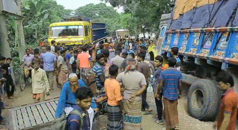 সংস্কারের দাবীতে ঝিনাইদহ-চুয়াডাঙ্গা মহাসড়ক অবরোধ
